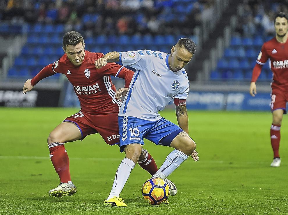 Xiscu pugna por el balón con Suso en el Tenerife-Real Zaragoza de este sábado.