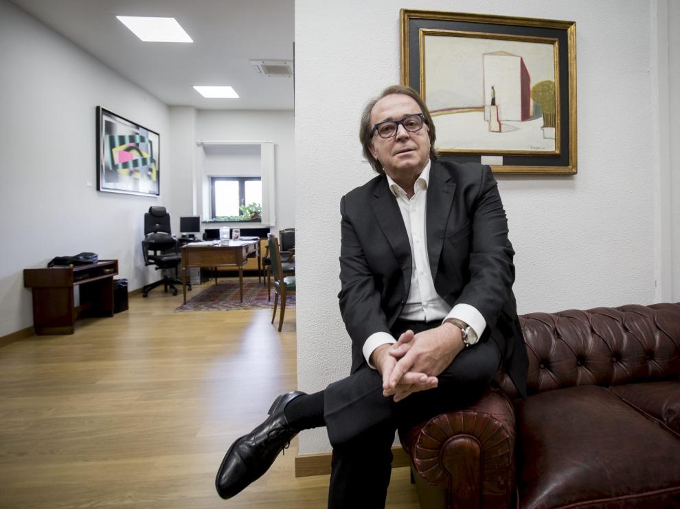 Carlos Pérez Anadón, en su despacho en el Ayuntamiento de Zaragoza.