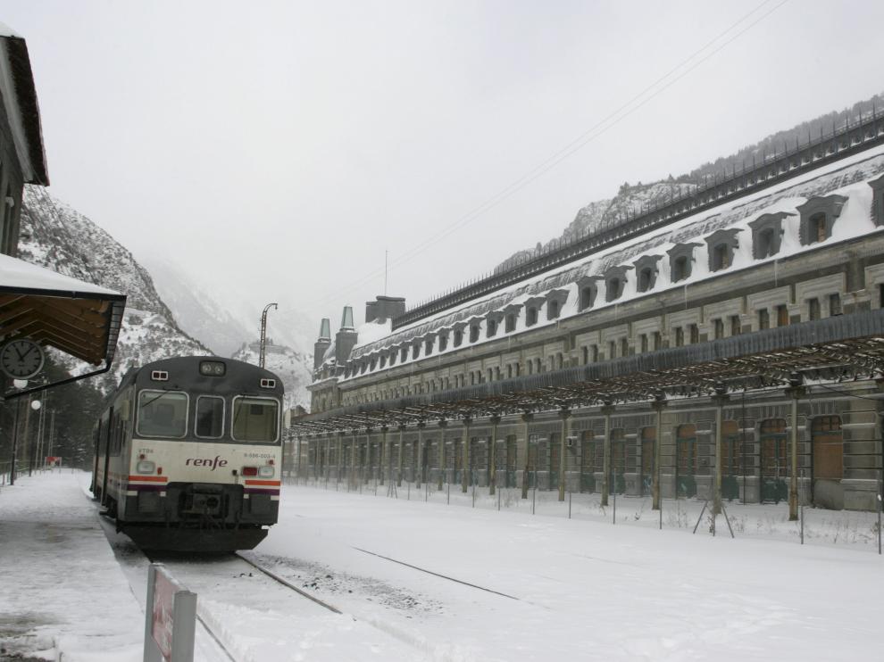 El Canfranero, este sábado 14 de enero en la estación de Canfranc, en medio de la nevada.