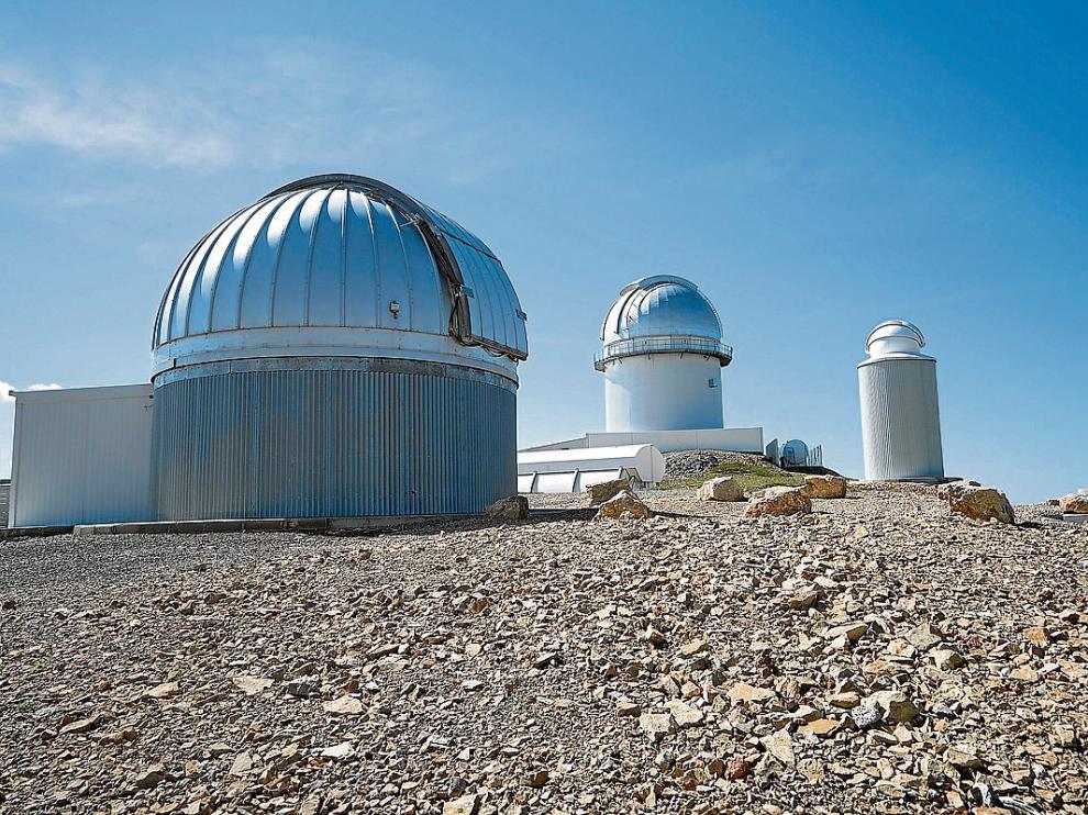 n complejo astrofísico a casi dos mil metros de altitud. Las instalaciones exteriores del Observatorio Astrofísico de Javalambre, presididas por las dos cúpulas que albergan sendos telescopios, despiertan el interés de los senderistas y cicloturistas que frecuentan la zona.
