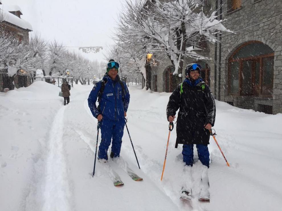 Los niños de Benasque no han podido ir a clase debido a la gran nevada que ha caído.