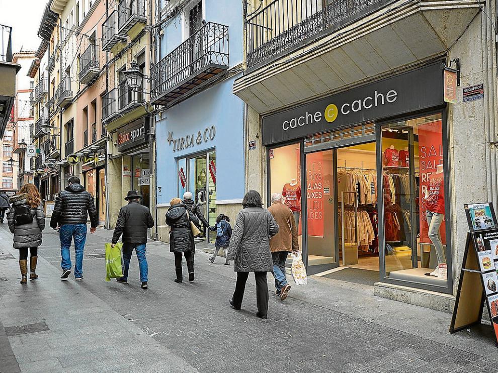 La calle del Tozal combina comercios tradicionales con franquicias de nueva implantación.