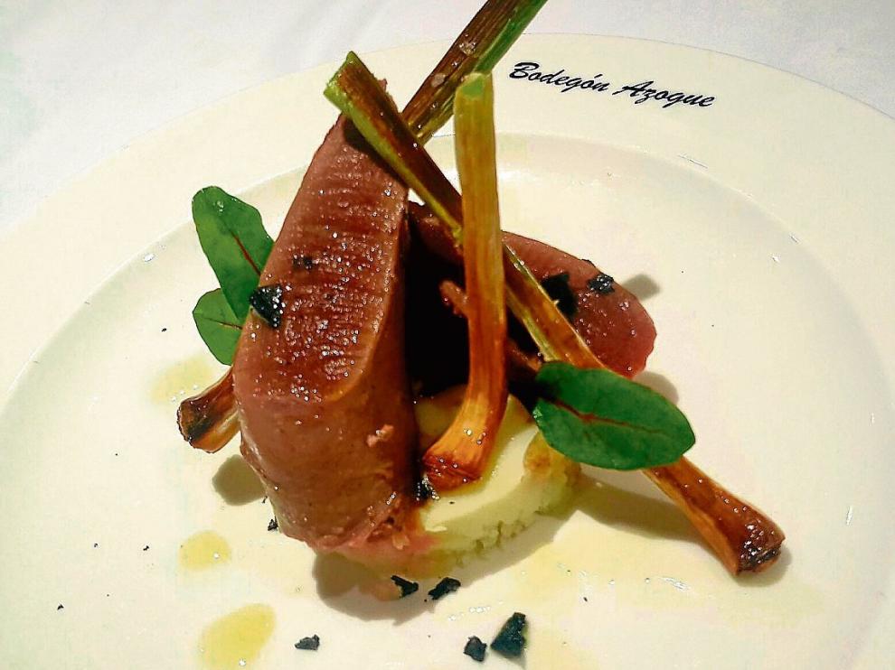 Solomillo de corzo, patata chafada, ajos tiernos y sal de carbón, uno de los platos de las jornadas.