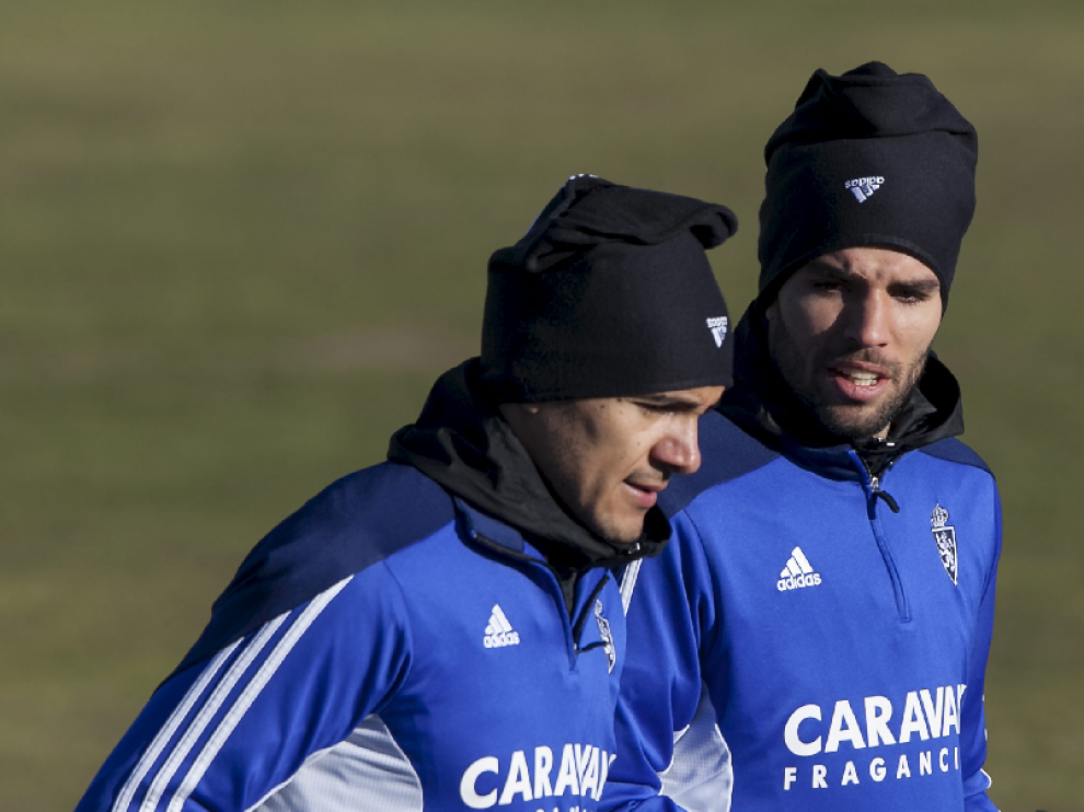 Marcelo Silva charla con su paisano Cabrera durante el entrenamiento de este martes en la Ciudad Deportiva.