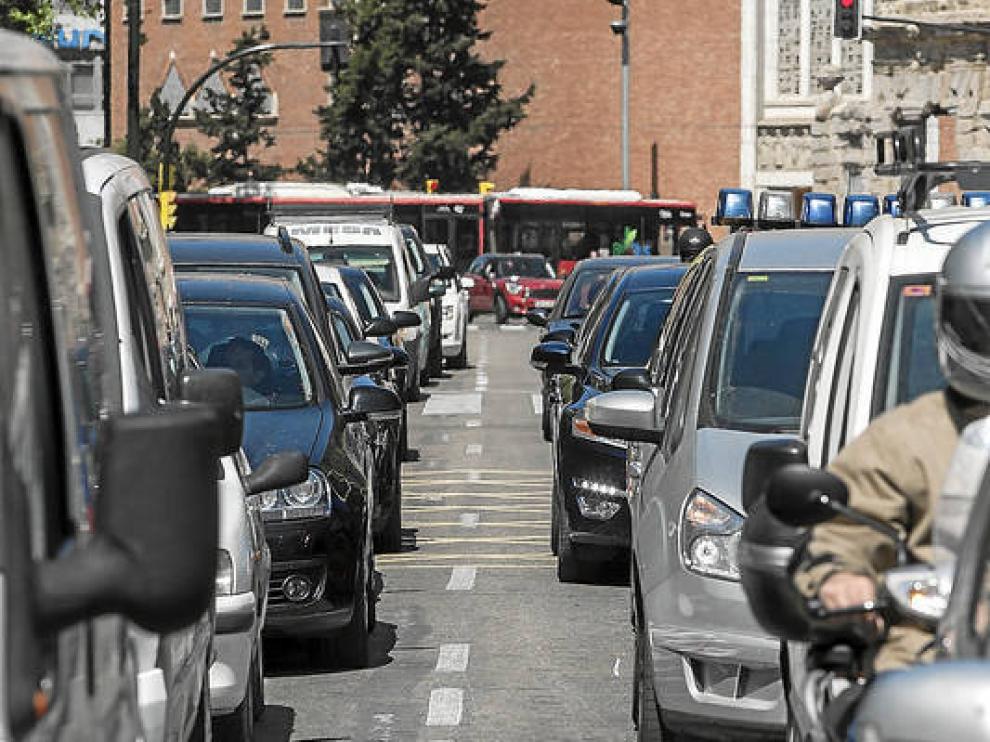 Atascos en el paseo Pamplona de Zaragoza