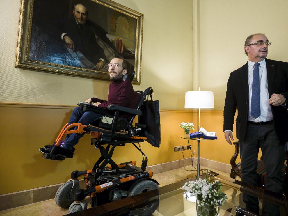 El líder de Podemos-Aragón, Pablo Echenique, y el presidente, Javier Lambán, en la DGA.