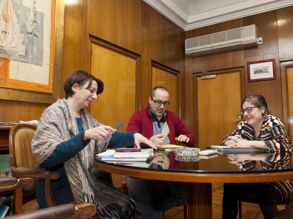 Leticia Crespo (CHA), Alberto Cubero (ZEC) y Marta Aparicio (PSOE), en la reunión de este miércoles para negociar la plantilla.