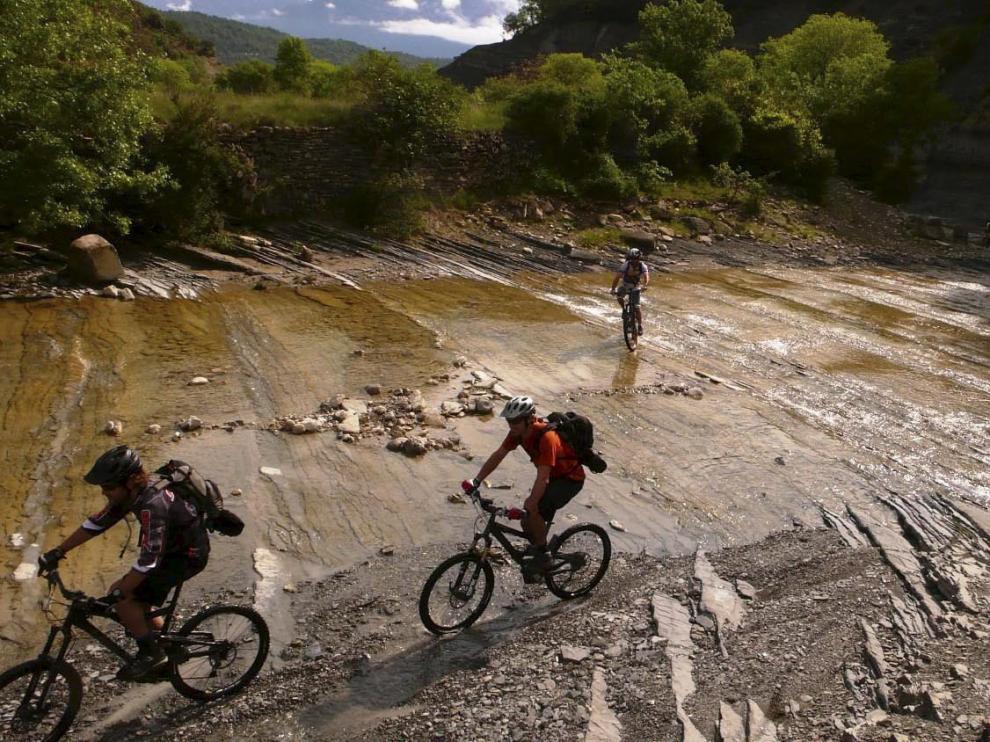 Ciclistas en una foto de archivo