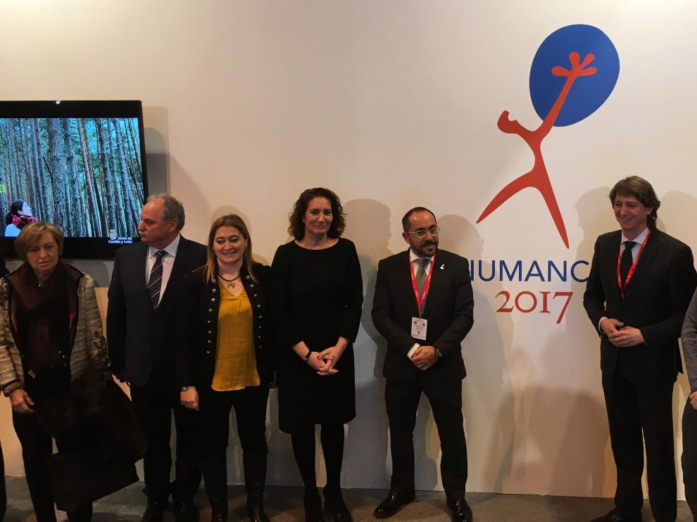La consejera María Josefa García Cirac, acompañada por el alcalde de Soria, Carlos Martínez y el presidente de la Diputación Provincial, Luis Rey, han encabezado la presentación de la efeméride en Fitur