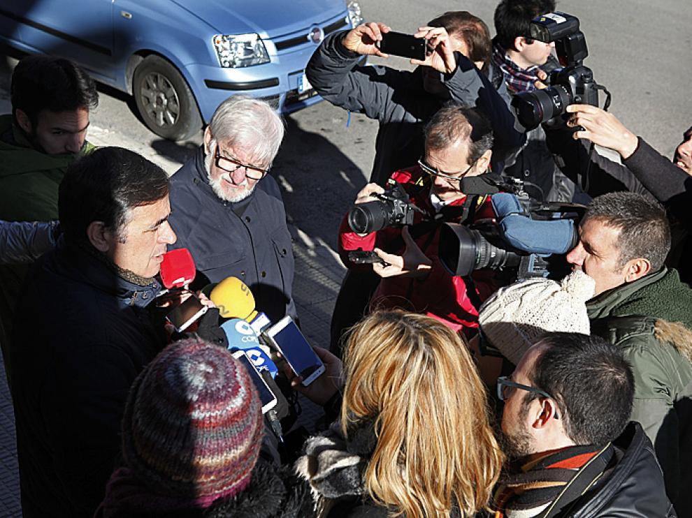 El expresidente de la Diputación de Soria, Antonio Pardo, entre una gran expectación de los medios de comunicación, frente a la puerta del PP.