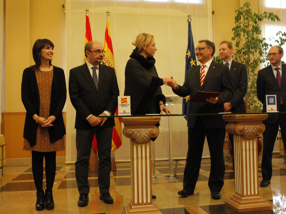 Imagen de la firma del acuerdo suscrito entre GM y el INAEM