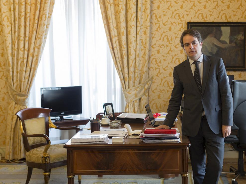 Roberto Bermúdez de Castro, en su despacho de la Secretaría de Estado. Es el mismo que tuvo Suárez como presidente del Gobierno.