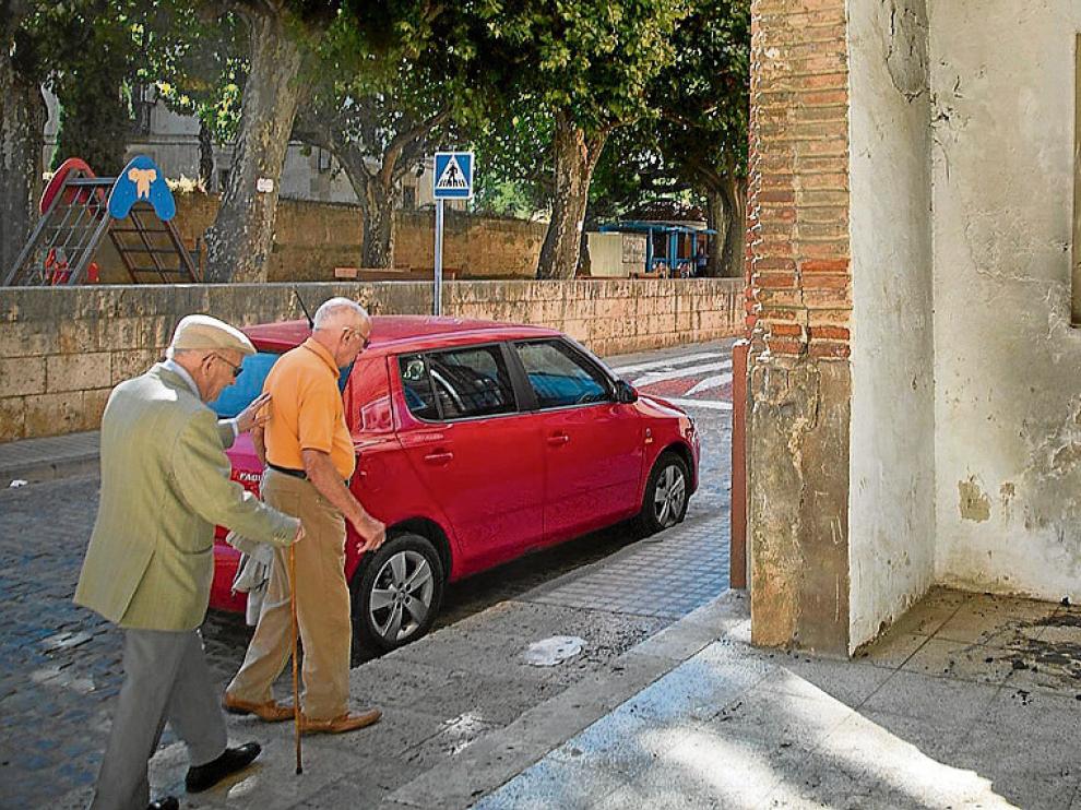 La juez sacó de prisión a los dos presuntos atacantes al saber lo ocurrido. La mujer dormía el pasado 8 de octubre en este pórtico de la iglesia de la Trinidad de Daroca cuando, según denunció, dos jóvenes rumanos la apedrearon, primero, y le arrojaron un objeto incendiario después. Varios vecinos la ayudaron y no resultó herida.