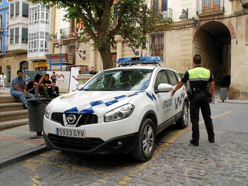 Un agente de la Policía Local de Caspe, en una imagen de archivo