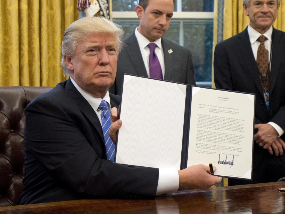 Trump tras firmar la orden este lunes en el despacho oval.