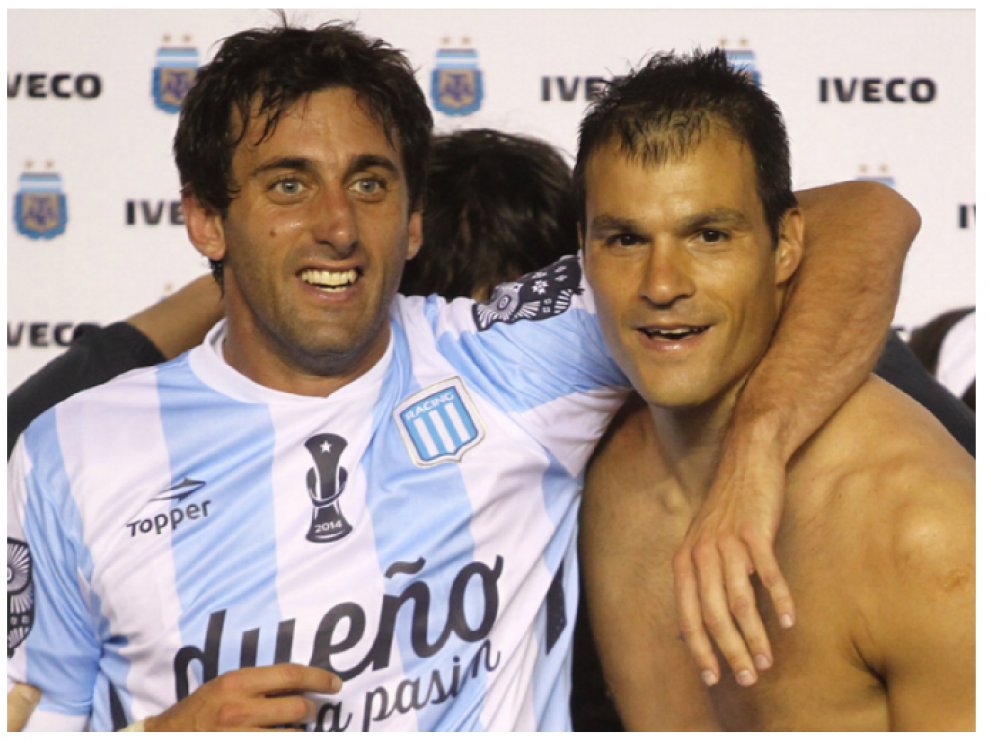 Dos imágenes entrañables de Diego Milito y Saja en su reciente paso conjunto por el Racing de Avellaneda argentino. A la izquierda, celebrando un triunfo grande. A la derecha, el nuevo portero zaragocista consuela a Diego el día de su despedida como futbolista. Son imágenes con menos de un año de vida.