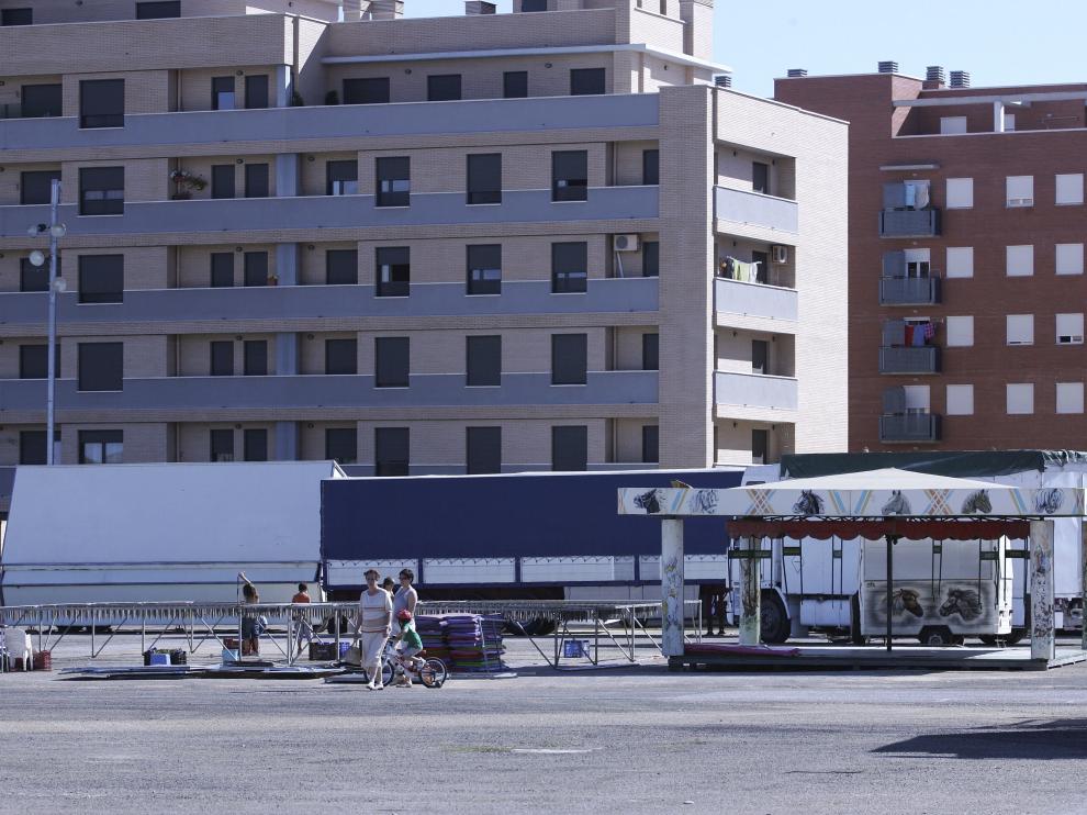 Las atracciones feriales se colocan a pocos metros de las viviendas del polígono 29 de Huesca.