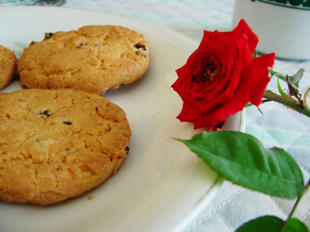 Rosa roja con el desayuno.