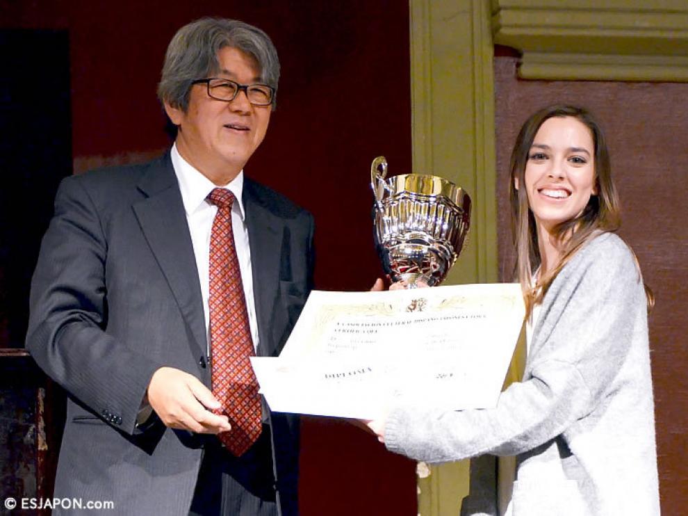 Sandra Carnicero recoge su premio en la Asociación Cultural Hispano Japonesa TORA.