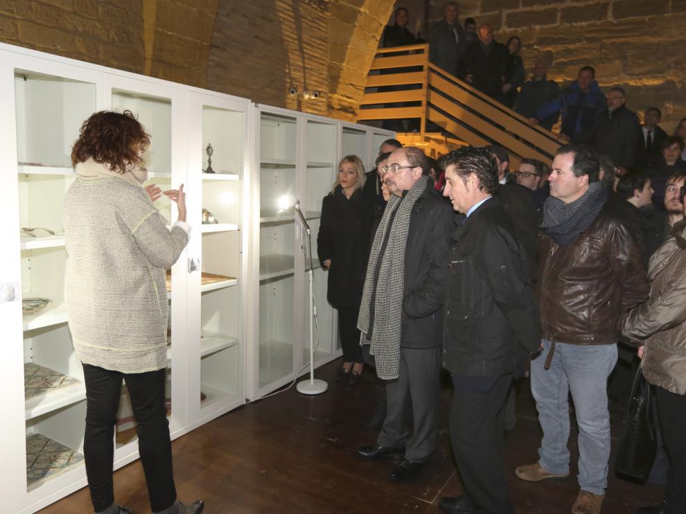 Javier Lambán, Mayte Pérez y otras personalidades visitan la exposición con las 51 piezas de Sijena devueltas por Cataluña.