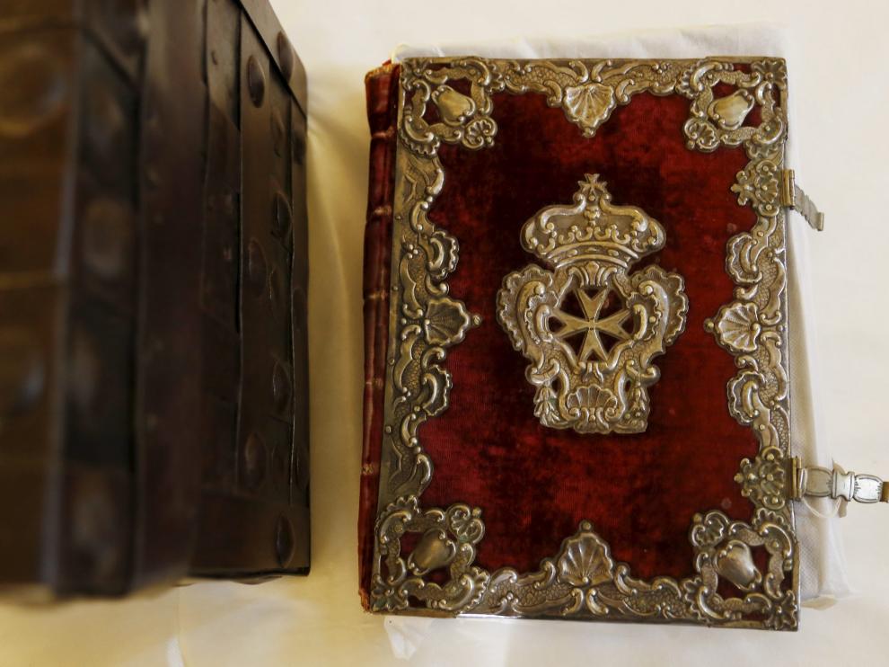 Tapas de libro decoradas con relieves y cruces de malta, en plata dorada. Siglo XVIII. Una de las obras que se exponen Sijena.
