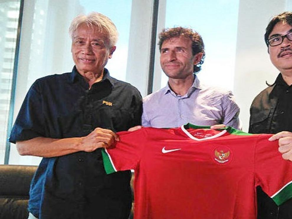 Luis Milla, en el centro, con los representantes de la Federación Indonesia.