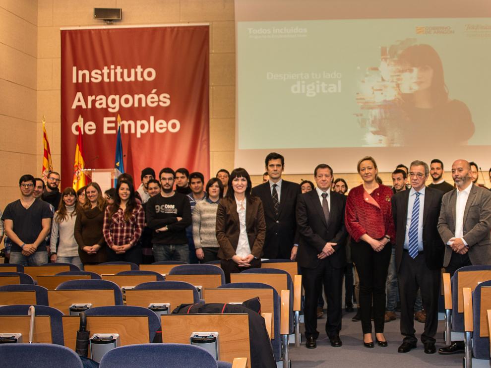 El presidente de la Fundación Telefónica, César Alierta, rodeado de los 50 jóvenes seleccionados para los itinerarios formativos en Zaragoza