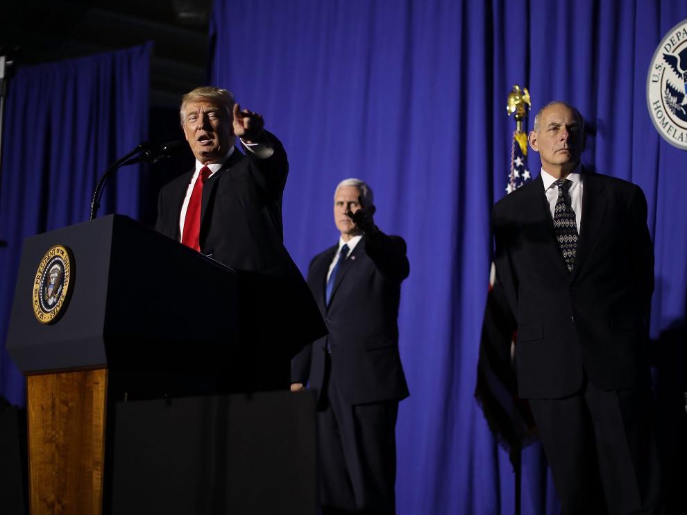El presidente estadounidense, Donald Trump (izquierda), habla junto a su vicepresidente, Mike Pence (centro), y el secretario de Seguridad Nacional, John Kelly