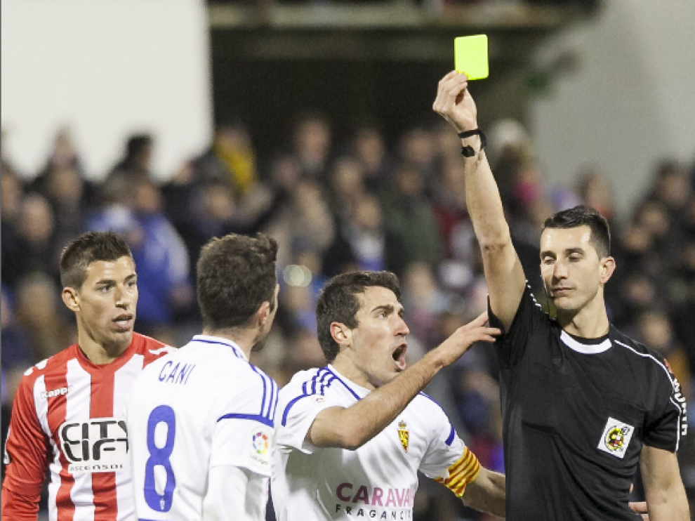 El árbitro asturiano Areces Franco le muestra la tarjeta amarilla a Cani el día que el Girona visitó La Romareda. Era la segunda, por lo que fue expulsado. De ahí la reacción del capitán, Zapater.
