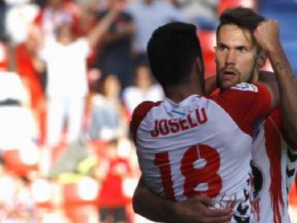 Joselu (dorsal 18) y Pedraza, los dos mejores goleadores del Lugo, se abrazan tras un tanto lucense en la actual liga.