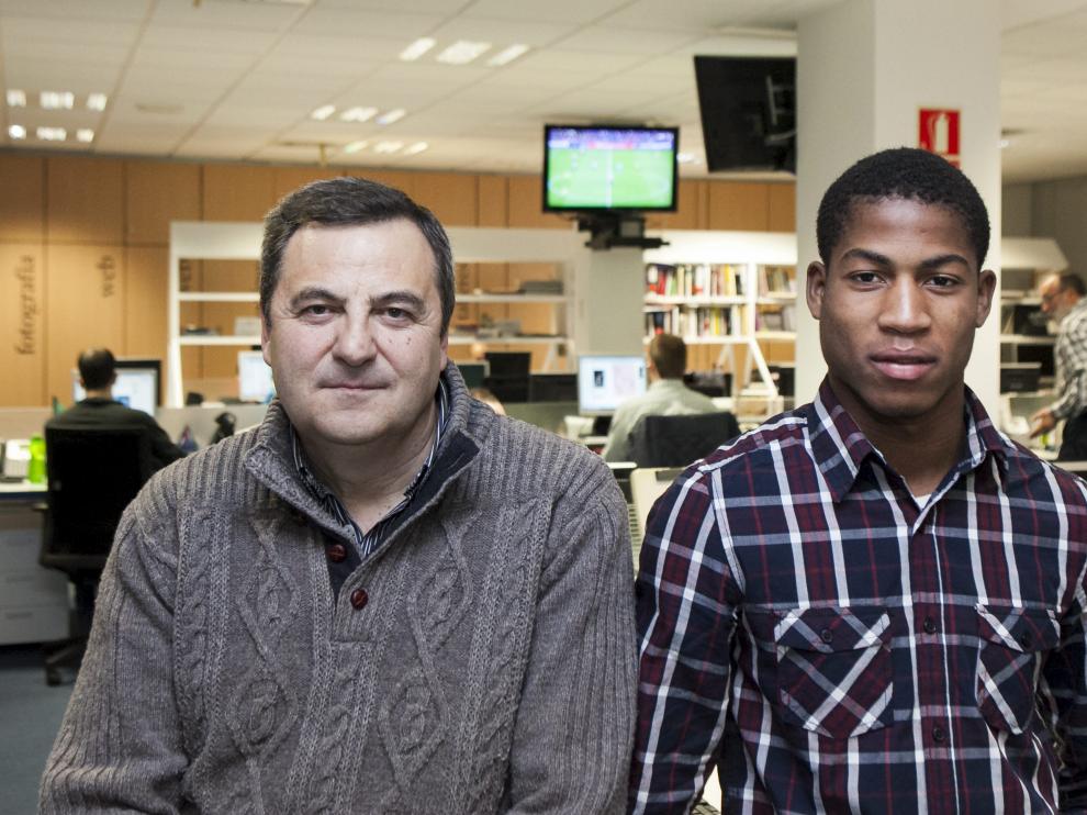 Paco Ramo, presidente del Comité Aragonés de Árbitros, y el colegiado Mamadou Basirou Sow, ayer en HERALDO.