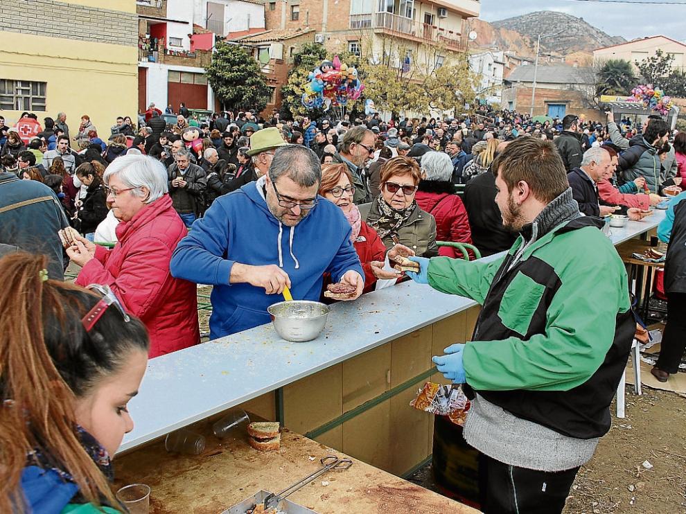 La Peña Lo Magré, organizadora de la fiesta, repartió carne asada y pan con picada.
