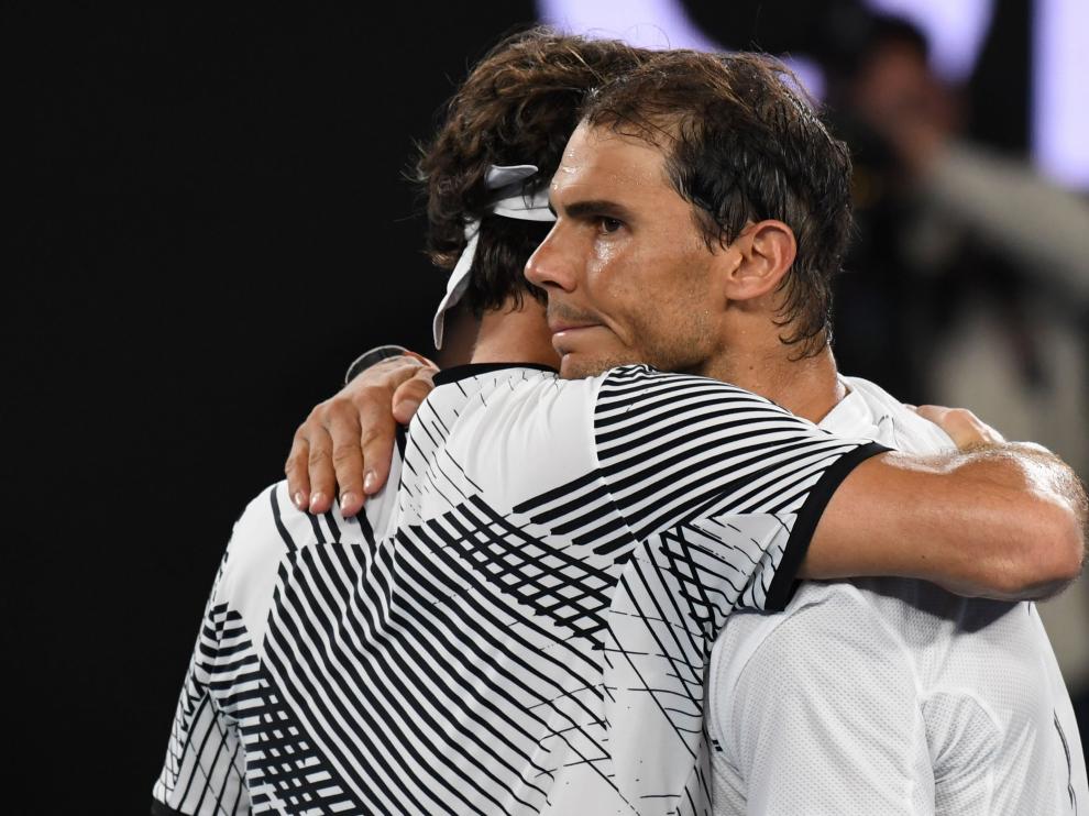Nadal abraza a Federer tras ser derrotado en la final del Abierto de Australia