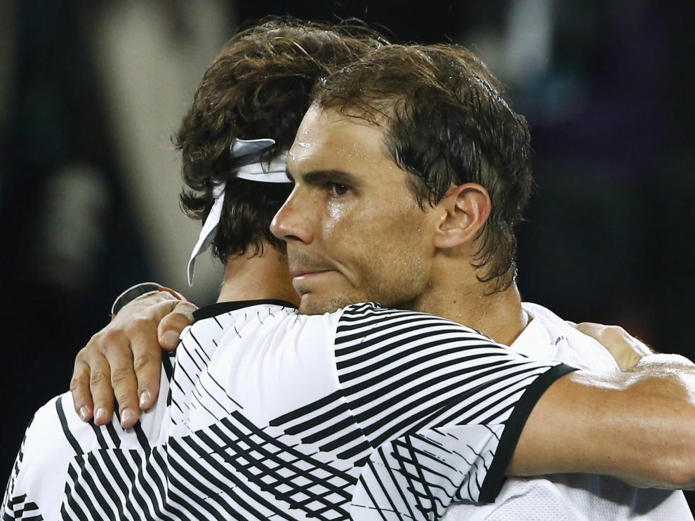 Federer y Nadal se abrazan tras el partido.