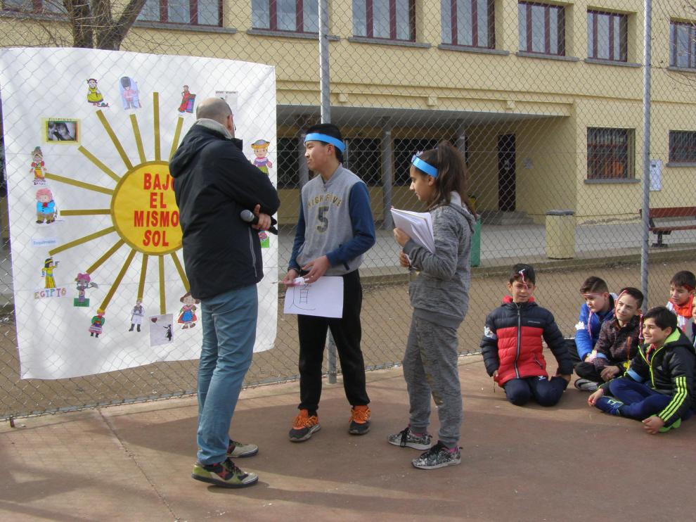 El acto por la paz del colegio Moncayo ha analizado diferentes culturas representadas en un sol. (N.B.)
