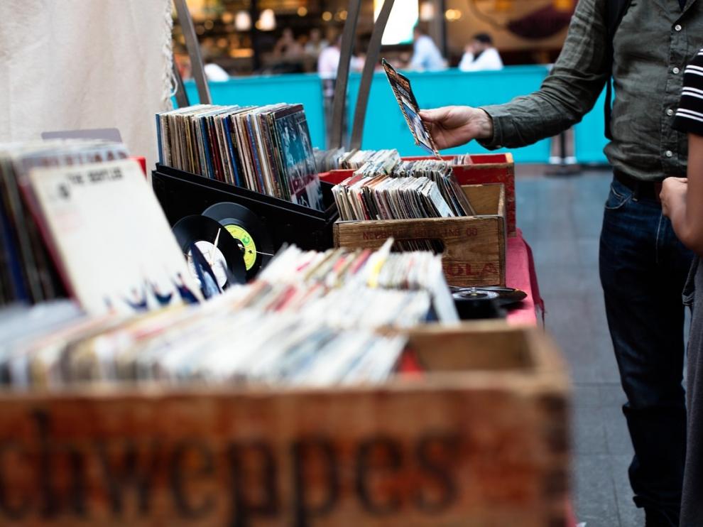 La venta de vinilos sube año tras año, aunque la de CD se desploma.