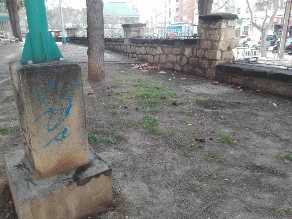 Excrementos de perro a la entrada del parque Pignatelli de Zaragoza.