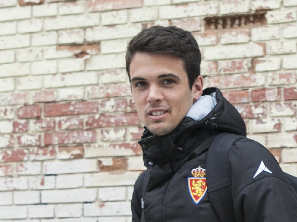 Erik Morán, en la puerta de la sede del club antes de un viaje con el Real Zaragoza.
