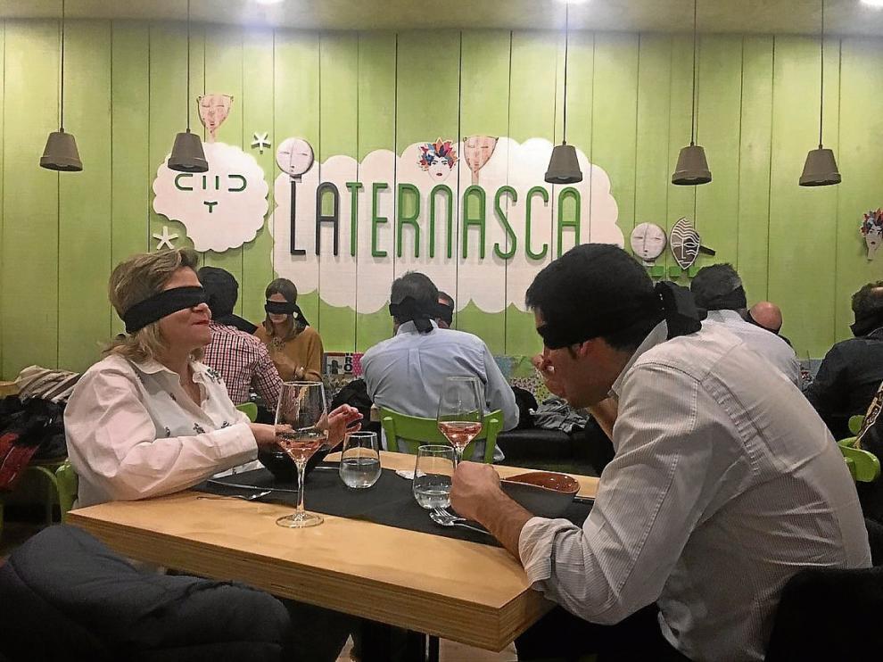 Un momento de la cena a ciegas que tuvo lugar en La Ternasca en la noche del pasado jueves.