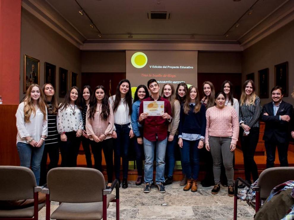 Los alumnos ganadores del colegio Santa Ana, junto a Nacho Escuín y Ana Armillas, en el Museo de Zaragoza.