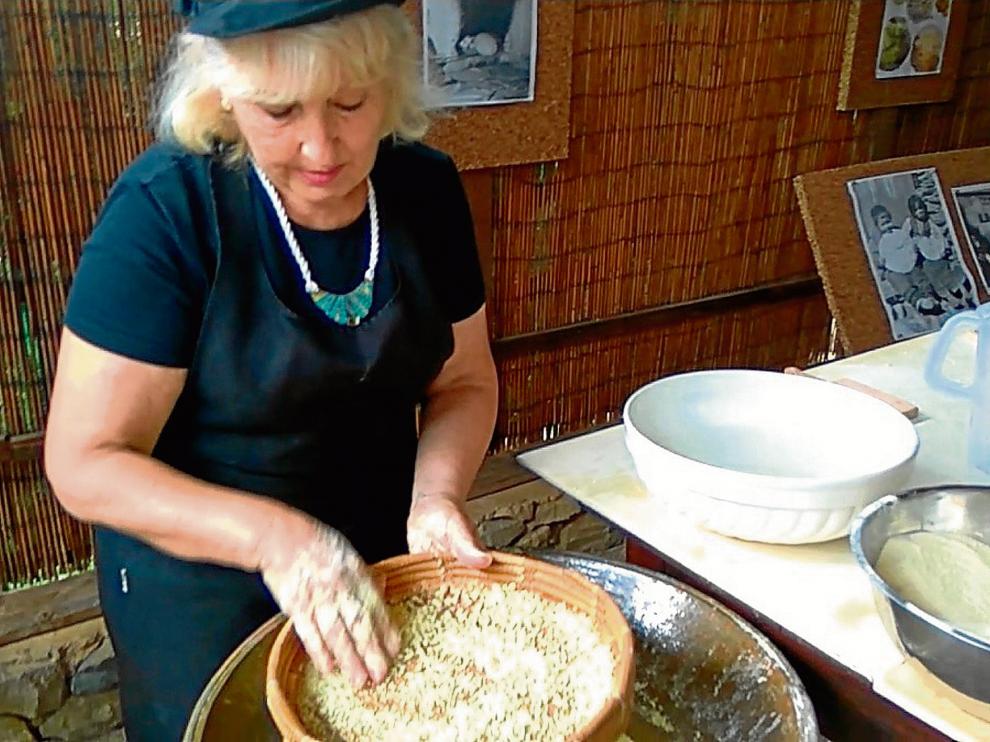La cocinera de una hacienda ecológica, preparando las bolitas de frégula con sémola.