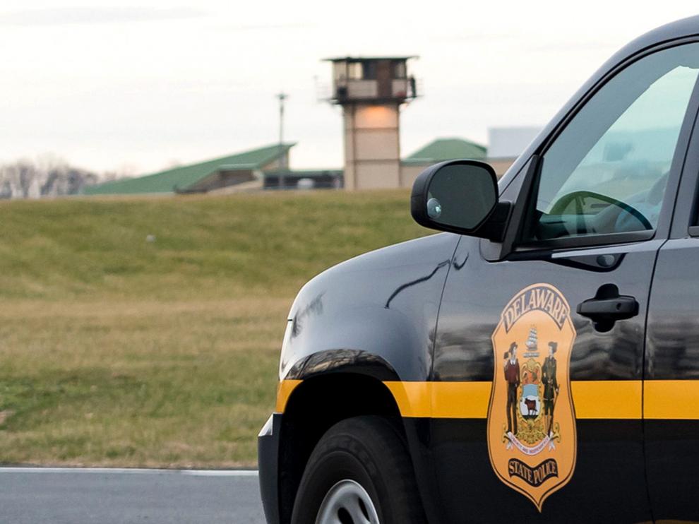 Continúa el motín en una cárcel de EE.UU. con dos guardias de rehenes
