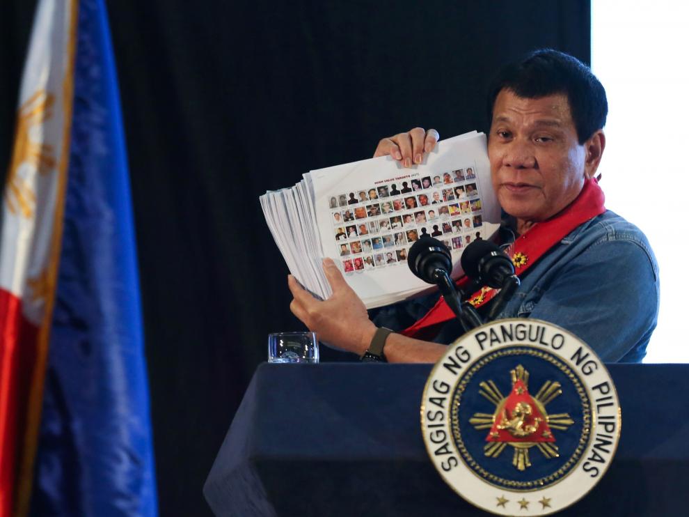 Duterte insta al Ejército a reemplazar a la Policía en su guerra antidroga