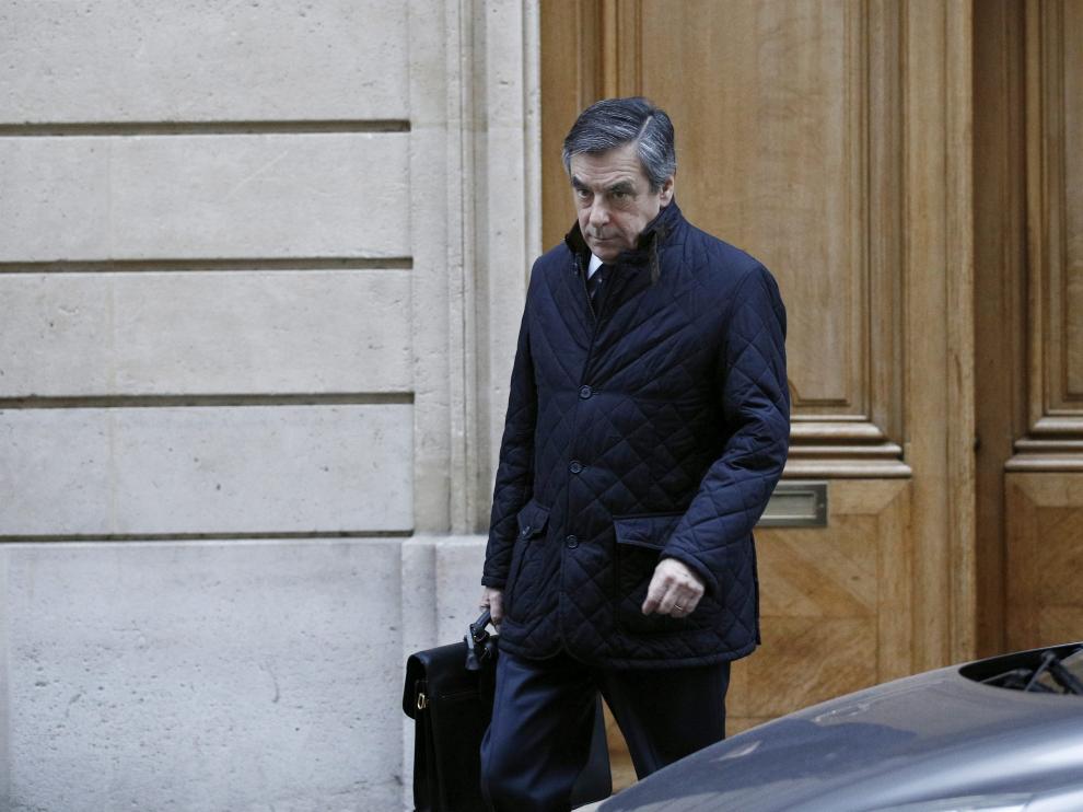 Francois Fillon a la salida de su domicilio.