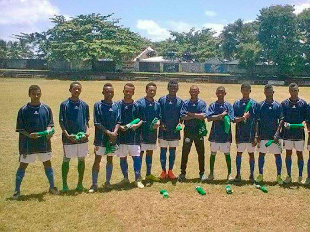 El Peñas Oscenses ha enviado material deportivo para equipar a los pequeños de Madagascar.