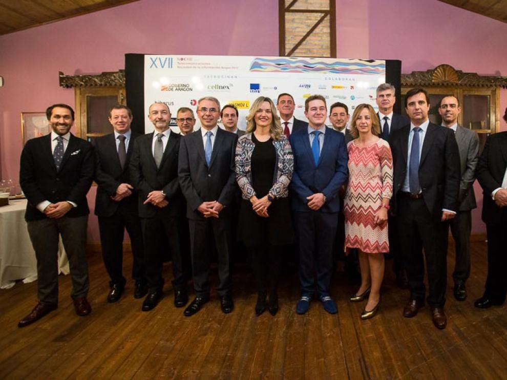 La consejera Pilar Alegría, junto a los premiados, organizadores y patrocinadores de los Premios de la Sociedad de la Información.
