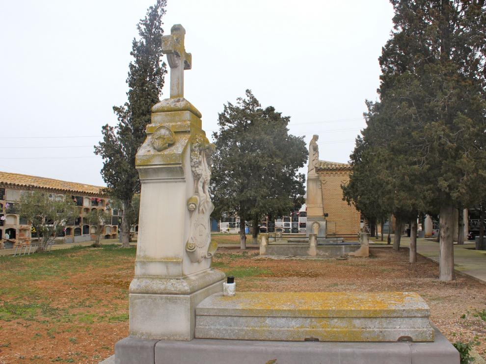 Antiguas sepulturas en el cementerio de Monzalbarba
