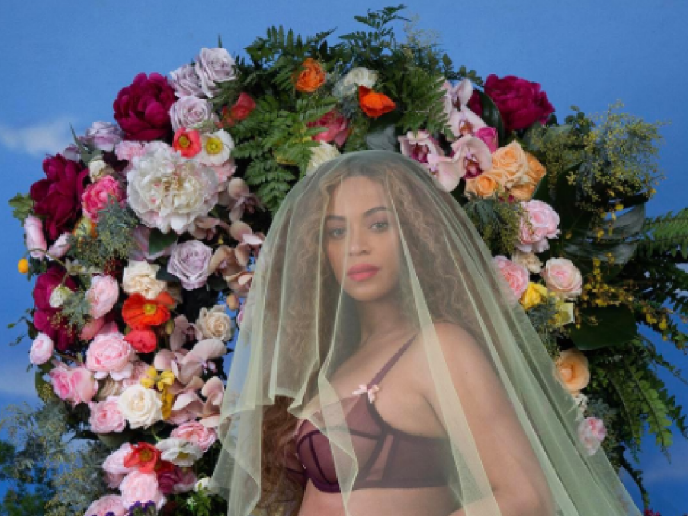 Beyoncé anuncia su embarazo en Instagram.
