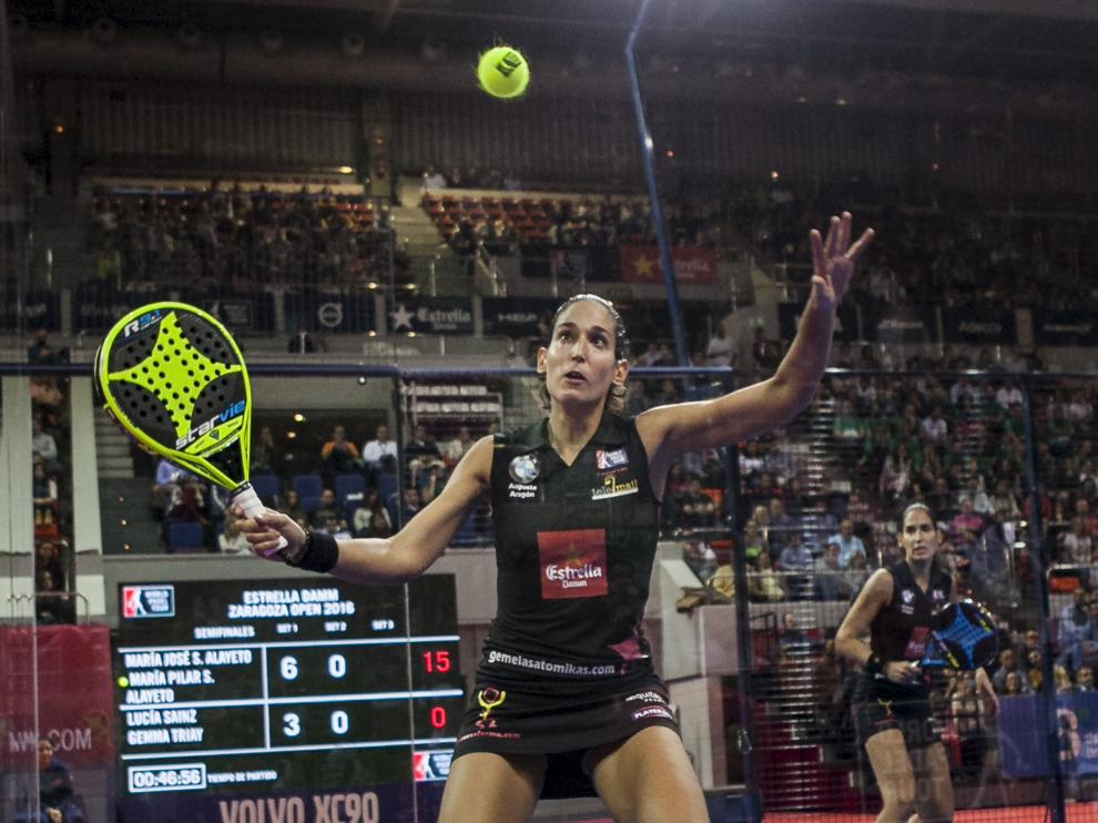 Mapi Sánchez Alayeto se dispone a pegar a una pelota, ante la mirada de su hermana Majo, en el pabellón Príncipe Felipe