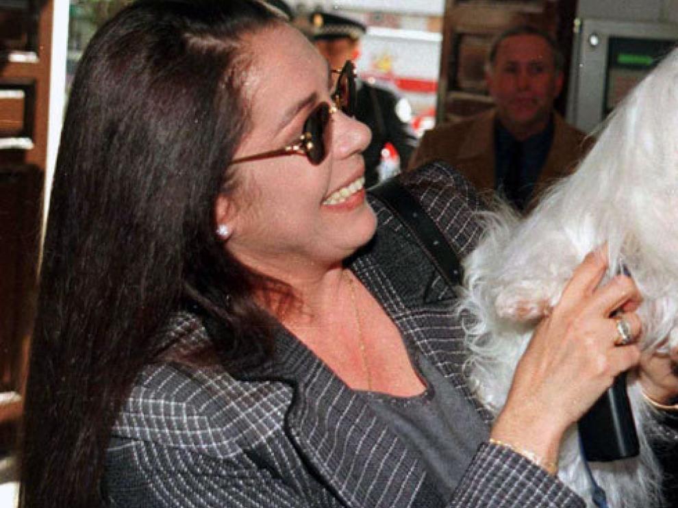 Isabel Pantoja con su perrita Sisi.